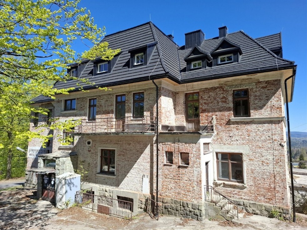 Why Lightweight Roofing Matters in Historic Reroofing Projects?